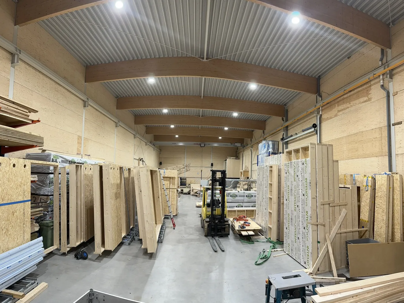 Genummerde houten wandelementen in productie in de werkplaats